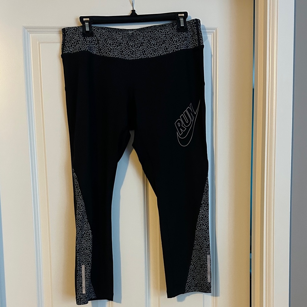 Nike women’s Black capri Leggings